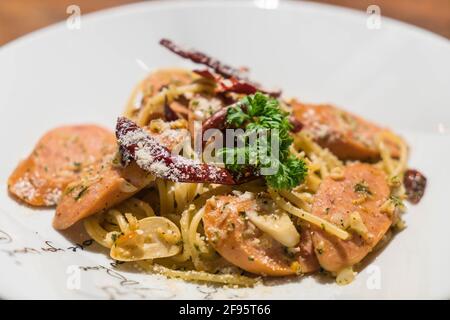 Gebratene Pasta mit deutschland-Wurst Stockfoto