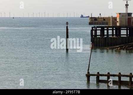 Die Mündung des Adur-Flusses bei Shoreham in Sussex. Grampion Offshore-Windpark in der Ferne. Stockfoto