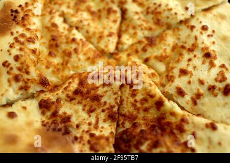 Megruli Khachapuri, gefüllt mit Käse und gekrönt mit Käse, Georgien Stockfoto