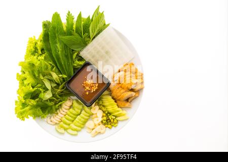 Vietnamesische Schweinewurst und Salat ODER Nam-Neaung in weißem Teller auf weißem Hintergrund isoliert Stockfoto