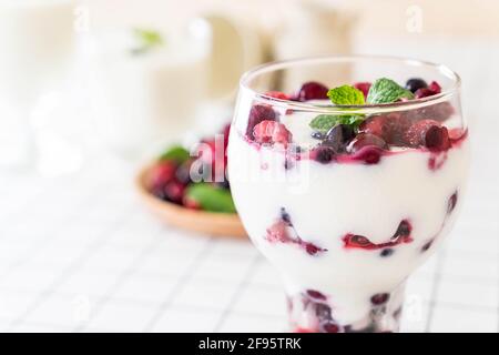 Joghurt mit gemischten Beeren auf dem Tisch Stockfoto