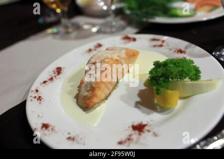 Lachssteak auf einem Teller im Restaurant Stockfoto