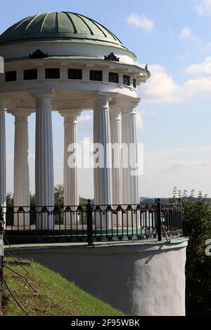 Dekorativer Pavillon an den Ufern der Wolga, Jaroslawl, Russland Stockfoto