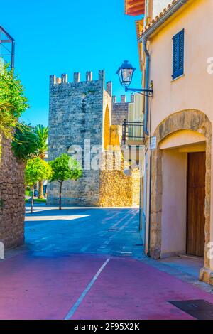 Porta del Moll führt zur Altstadt von Alcudia, Mallorca, Spanien Stockfoto