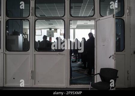 Hannover, Deutschland. April 2021. Muslime führen das erste Freitagsgebet in der „Masjid El-Ummah“ in der ersten Woche des Ramadan durch. Um die Intervalle beim Beten halten zu können, gibt es zwei Freitagsgebete. Etwa 250,000 bis 300,000 Muslime leben in Niedersachsen. Der Fastenmonat Ramadan begann in diesem Jahr am 13. April und endet am 12. Mai. Quelle: Eman Helal/dpa/Alamy Live News Quelle: dpa picture Alliance/Alamy Live News Stockfoto