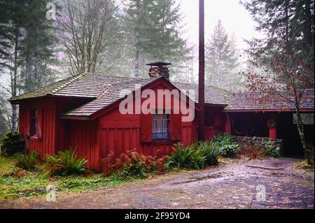 Rustikale Rote Hütte Im National Forest Stockfoto