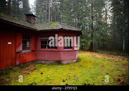 Rustikale Rote Hütte Im National Forest Stockfoto