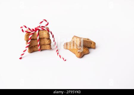 Horizontales Bild von braunen Hundeleckereien, die in das Garn des Bäckers gebunden sind Auf Weiß Stockfoto