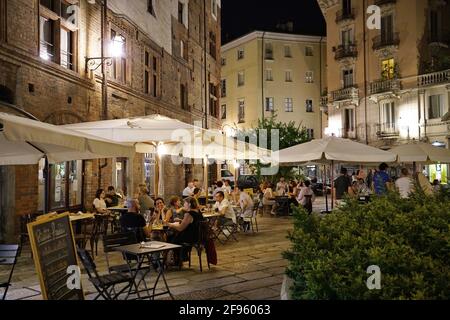 Restaurant wieder geöffnet. Gäste sitzen an Tischen auf einer Terrasse außerhalb des Cafés in Turin, Italien, Juli 2020. Stockfoto