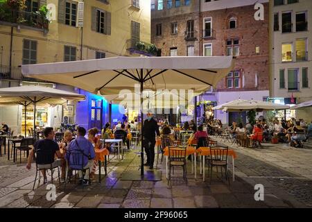 Restaurant wieder geöffnet. Gäste sitzen an Tischen auf einer Terrasse außerhalb des Cafés in Turin, Italien, Juli 2020. Stockfoto