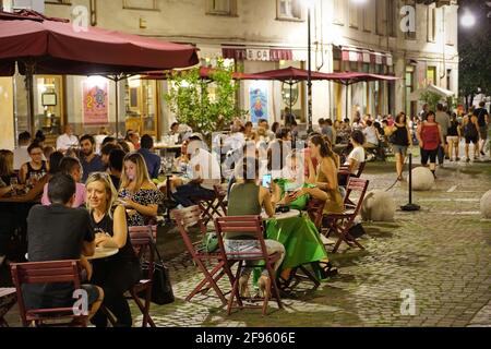 Restaurant wieder geöffnet. Gäste sitzen an Tischen auf einer Terrasse außerhalb des Cafés in Turin, Italien, Juli 2020. Stockfoto