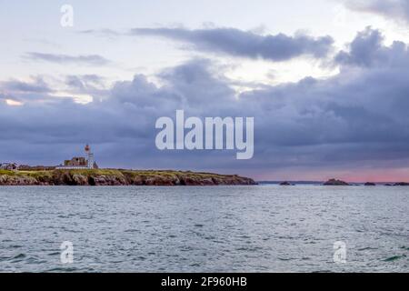 Hintergrund mit Meer und Leuchtturm an der Küste der Bretagne, Finistere, Frankreich, Europa Stockfoto