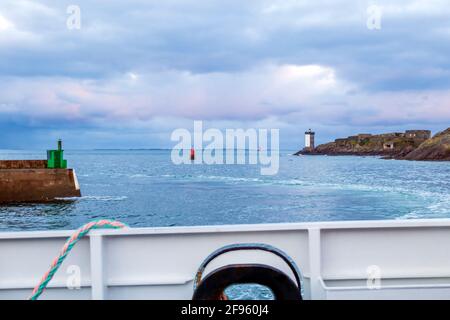 Hintergrund mit Meer und Leuchtturm an der Küste der Bretagne, Finistere, Frankreich, Europa Stockfoto