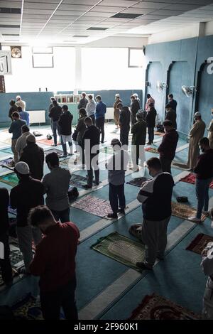 Hannover, Deutschland. April 2021. Muslime führen das erste Freitagsgebet in der „Masjid El-Ummah“ in der ersten Woche des Ramadan durch. Um die Intervalle beim Beten halten zu können, gibt es zwei Freitagsgebete. Etwa 250,000 bis 300,000 Muslime leben in Niedersachsen. Der Fastenmonat Ramadan begann in diesem Jahr am 13. April und endet am 12. Mai. Kredit: Eman Helal/dpa/Alamy Live Nachrichten Stockfoto