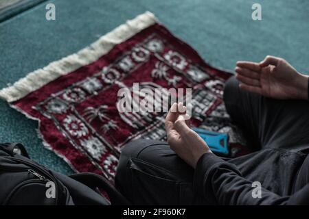 Hannover, Deutschland. April 2021. Muslime führen das erste Freitagsgebet in der „Masjid El-Ummah“ in der ersten Woche des Ramadan durch. Um die Intervalle beim Beten halten zu können, gibt es zwei Freitagsgebete. Etwa 250,000 bis 300,000 Muslime leben in Niedersachsen. Der Fastenmonat Ramadan begann in diesem Jahr am 13. April und endet am 12. Mai. Kredit: Eman Helal/dpa/Alamy Live Nachrichten Stockfoto
