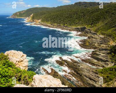 Blick über die felsige und zerklüftete Tsitsikamma-Küste, Südafrika, an einem klaren und sonnigen Sommertag Stockfoto