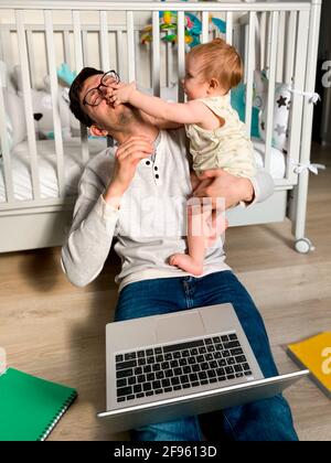 Mann, der mit seiner Tochter spielt, arbeitet zu Hause an Selbstisolierung Stockfoto