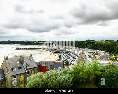 Der Blick auf die Ebbe in der Stadt Der Hügel von Cancale Stockfoto