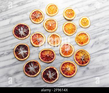 Orangen aus getrocknetem Blut auf weißem Marmor Stockfoto