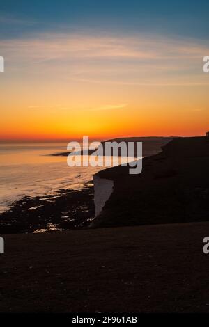 Blick von Rough Brow über die Seven Sisters in Richtung Seaford Head and Hope Gap in der Abenddämmerung (7) Stockfoto