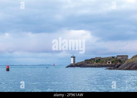 Hintergrund mit Meer und Leuchtturm an der Küste der Bretagne, Finistere, Frankreich, Europa Stockfoto