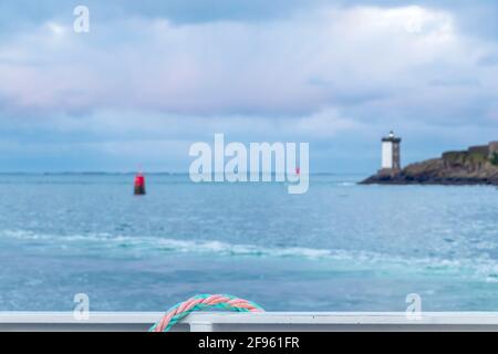 Hintergrund mit Meer und Leuchtturm an der Küste der Bretagne, Finistere, Frankreich, Europa Stockfoto