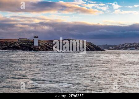 Hintergrund mit Meer und Leuchtturm an der Küste der Bretagne, Finistere, Frankreich, Europa Stockfoto