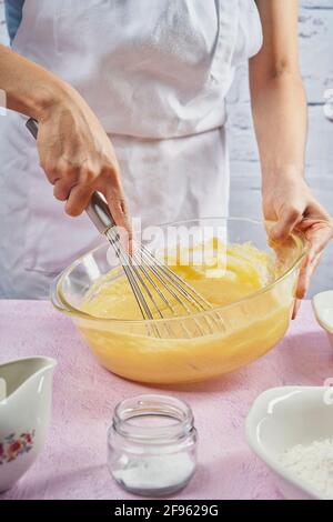 Zubereitete Maisstärke alfajores. Den Teig schlagen, um das Dessert vorzubereiten Stockfoto