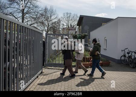 Hannover, Deutschland. April 2021. Gläubige tragen Mund-Nase-Schutz, wenn sie die Moschee „Masjid El-Ummah“ verlassen, nachdem sie das erste Freitagsgebet in der ersten Woche des Ramadan beendet haben. Um beim Beten die Distanz zu halten, gibt es zwei Freitagsgebete, sagte er. Etwa 250,000 bis 300,000 Muslime leben in Niedersachsen. Der Fastenmonat Ramadan begann in diesem Jahr am 13. April und endet am 12. Mai. Kredit: Eman Helal/dpa/Alamy Live Nachrichten Stockfoto