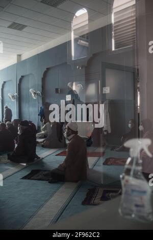 Hannover, Deutschland. April 2021. Muslime führen das erste Freitagsgebet in der „Masjid El-Ummah“ in der ersten Woche des Ramadan durch. Um die Intervalle beim Beten halten zu können, gibt es zwei Freitagsgebete. Etwa 250,000 bis 300,000 Muslime leben in Niedersachsen. Der Fastenmonat Ramadan begann in diesem Jahr am 13. April und endet am 12. Mai. Kredit: Eman Helal/dpa/Alamy Live Nachrichten Stockfoto