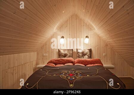 Schlafzimmer im Dachgeschoss der Blockhütte in Island Stockfoto