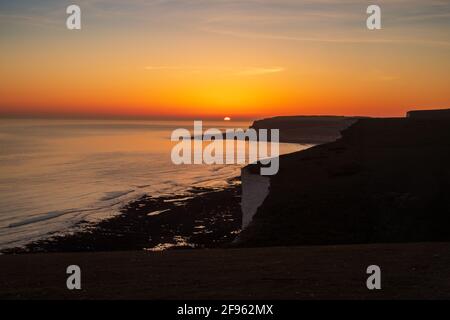 Blick von Rough Brow über die Seven Sisters in Richtung Seaford Head and Hope Gap in der Abenddämmerung (4) Stockfoto