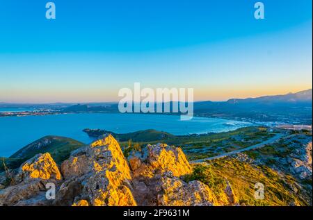 Sonnenuntergang Luftaufnahme der Pollenca Bucht mit Port de Pollenca und Alcudia Städte, Mallorca, Spanien Stockfoto