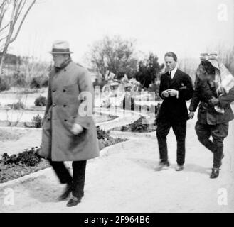 Winston Churchill und T. E. Lawrence (Lawrence von Arabien) bei einem Spaziergang mit Emir Abdullah im Garten des Regierungshauses, Jerusalem, während der Kairo-Konferenz von 1921 Stockfoto