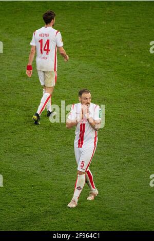 Rafael CZICHOS (K, vorne) und Jonas HECTOR (K) gehen nach dem Schlusspfiff dejeziert über den Platz; Fußball 1. Bundesliga, 28. Spieltag, FC Köln (K) - FSV FSV Mainz 05 (MZ) 2: 3, am 11. April 2021 in Köln/Deutschland. Die DFL-Vorschriften verbieten die Verwendung von Fotos als Bildsequenzen und/oder quasi-Video weltweit Stockfoto