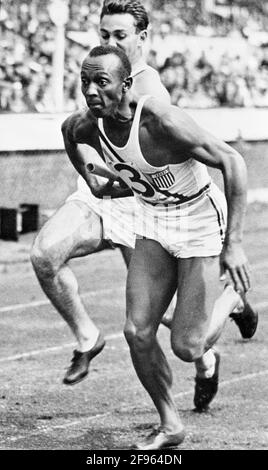 Jesse Owens.der amerikanische Sprinter James Cleveland 'Jesse' Owens (1913-1980) in der 4x100-Staffel bei den Olympischen Spielen 1936 in Berlin. Stockfoto