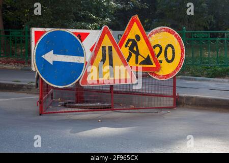 Straßenorganisation mit Straßenschildern, die den Ort der Reparaturarbeiten angeben. Stockfoto