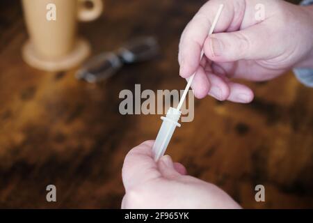 Hände mit Corona-Virus Covid-19 Rapid-Antigen-Selbsttest-Kit Zu Hause Stockfoto