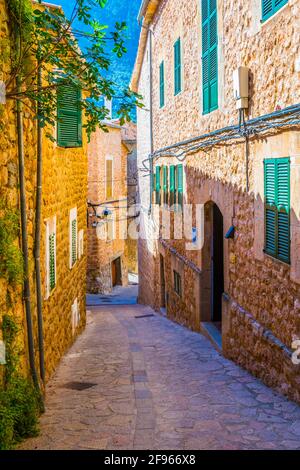 Eine schmale Straße im spanischen Dorf Fornalutx auf Mallorca Stockfoto