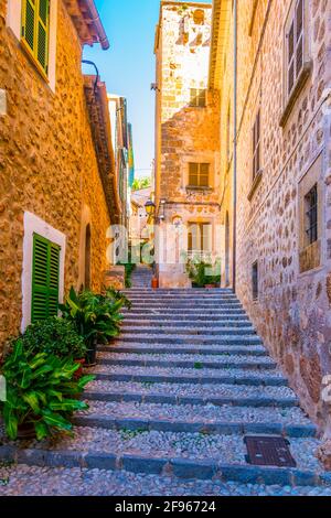 Eine schmale Straße im spanischen Dorf Fornalutx auf Mallorca Stockfoto