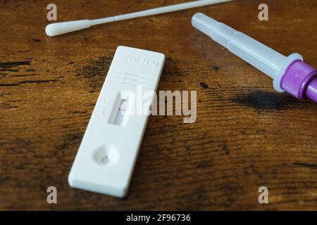 Coronavirus covid-19 Rapid-Antigen-Selbsttest-Kit mit negativem Ergebnis Stockfoto