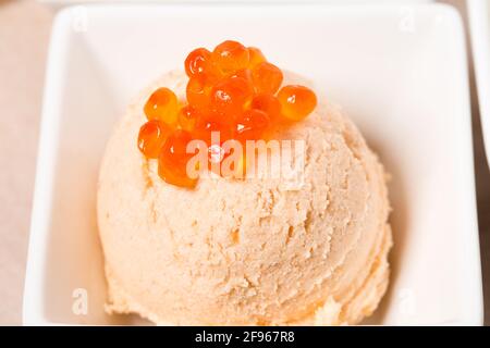 Geräucherter Lachs-Terrine mit rotem Kaviar-Closeup. Makro. Foto kann als ganzer Hintergrund verwendet werden. Stockfoto