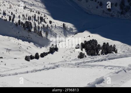 Abfahrt der Skitourengeher zur Kemmater-Alm. Spuren im Schnee. Schneehöhe. Stockfoto