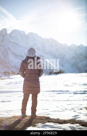 Wanderer im Winter auf dem Monte Piano. Sonne im Hintergrund. Rücklicht. Traumhaft Stockfoto