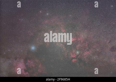 Die Region um die Sterne Deneb und Sadr im Sternbild Schwan mit dem nordamerikanischen Nebel und anderen starken Nebelregionen. Stockfoto