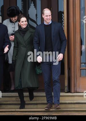 Der Herzog von Cambridge und die Herzogin von Cambridge winken den wartenden Massen zu, als sie den berühmten Blackpool Tower verlassen. 6. März 2019. Bitte byline: Vantagenews.com Stockfoto