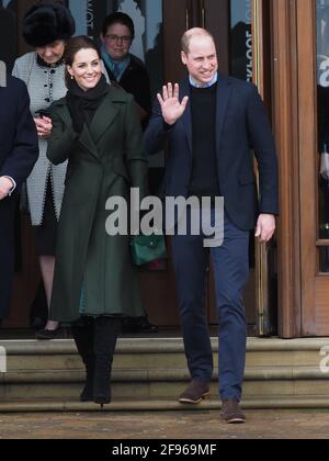 Der Herzog von Cambridge und die Herzogin von Cambridge winken den wartenden Massen zu, als sie den berühmten Blackpool Tower verlassen. 6. März 2019. Bitte byline: Vantagenews.com Stockfoto