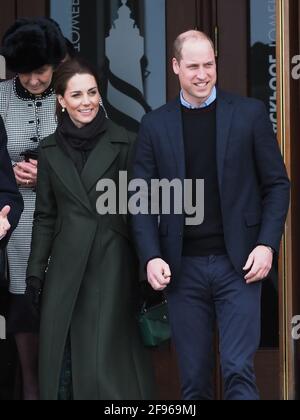 Der Herzog von Cambridge und die Herzogin von Cambridge winken den wartenden Massen zu, als sie den berühmten Blackpool Tower verlassen. 6. März 2019. Bitte byline: Vantagenews.com Stockfoto
