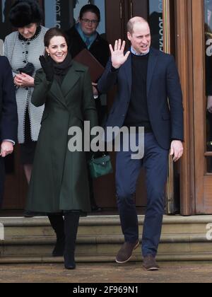 Der Herzog von Cambridge und die Herzogin von Cambridge winken den wartenden Massen zu, als sie den berühmten Blackpool Tower verlassen. 6. März 2019. Bitte byline: Vantagenews.com Stockfoto