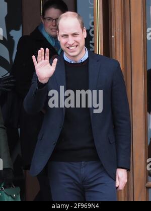 Der Herzog von Cambridge und die Herzogin von Cambridge winken den wartenden Massen zu, als sie den berühmten Blackpool Tower verlassen. 6. März 2019. Bitte byline: Vantagenews.com Stockfoto